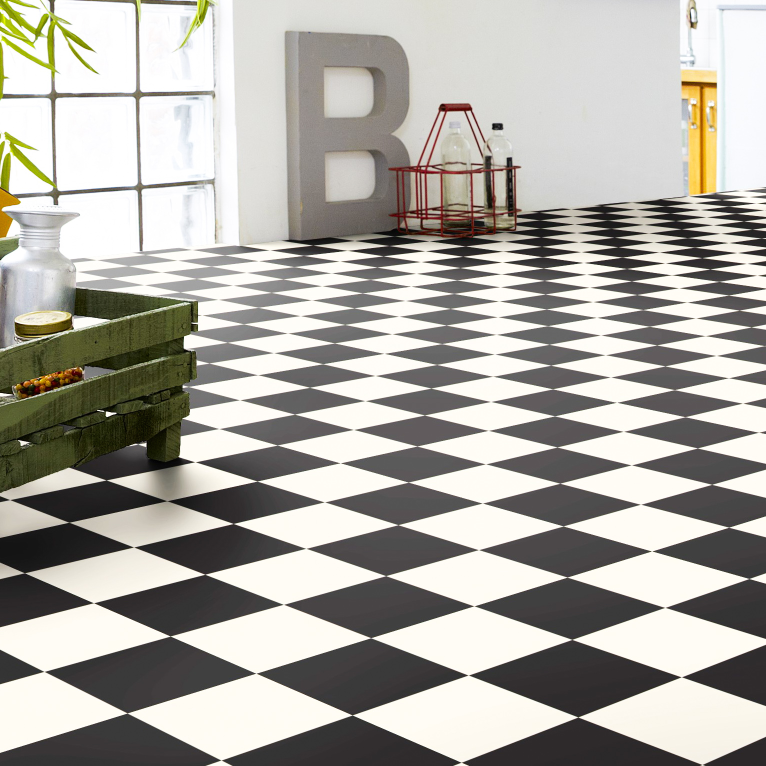 Raumbild eines PVC Bodens mit schwarzen und weißen Fliesen im Schachbrett-Muster