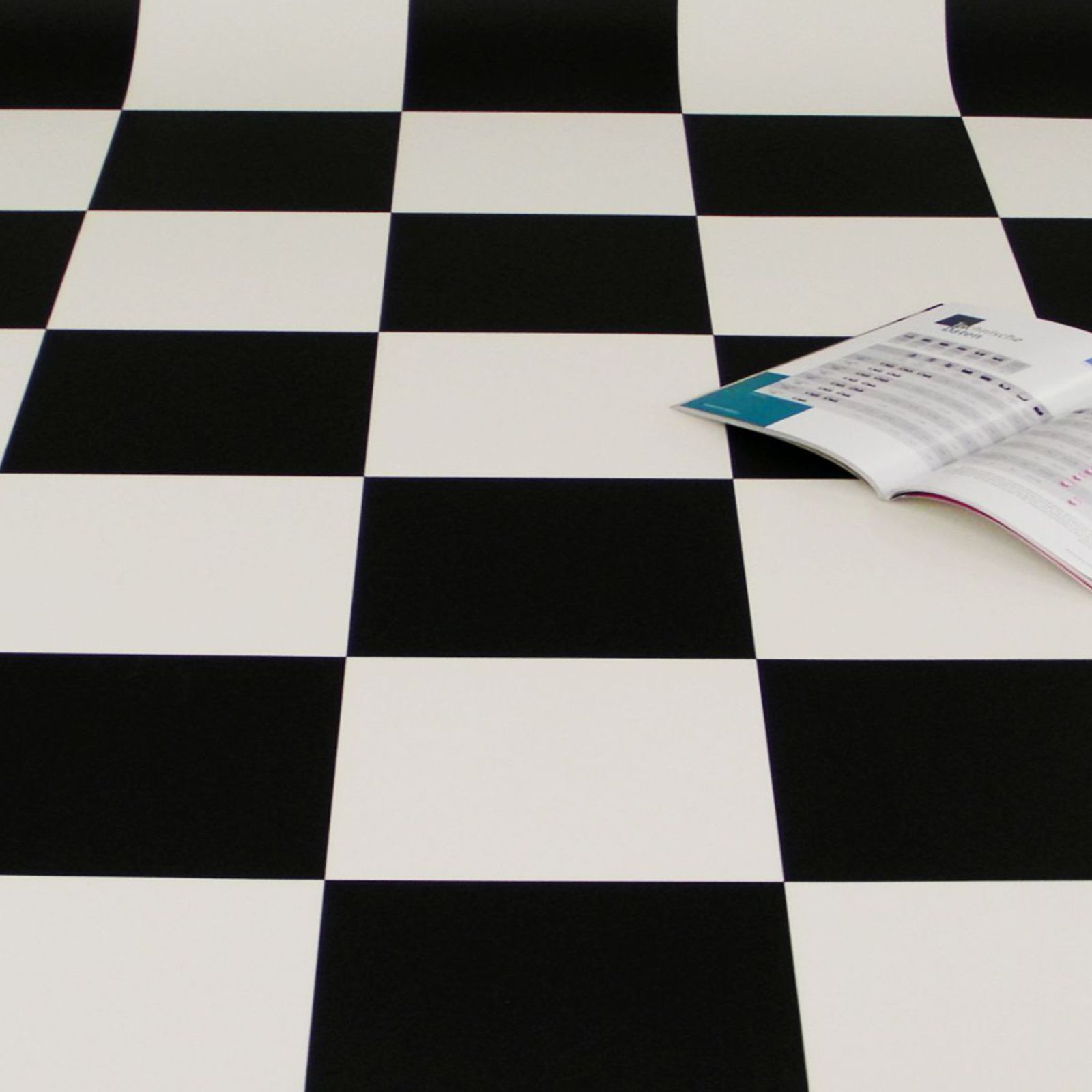 PVC Boden im Schachbrett-Muster mit schwarzen und weißen Fliesen im Format 25 x 25 cm
